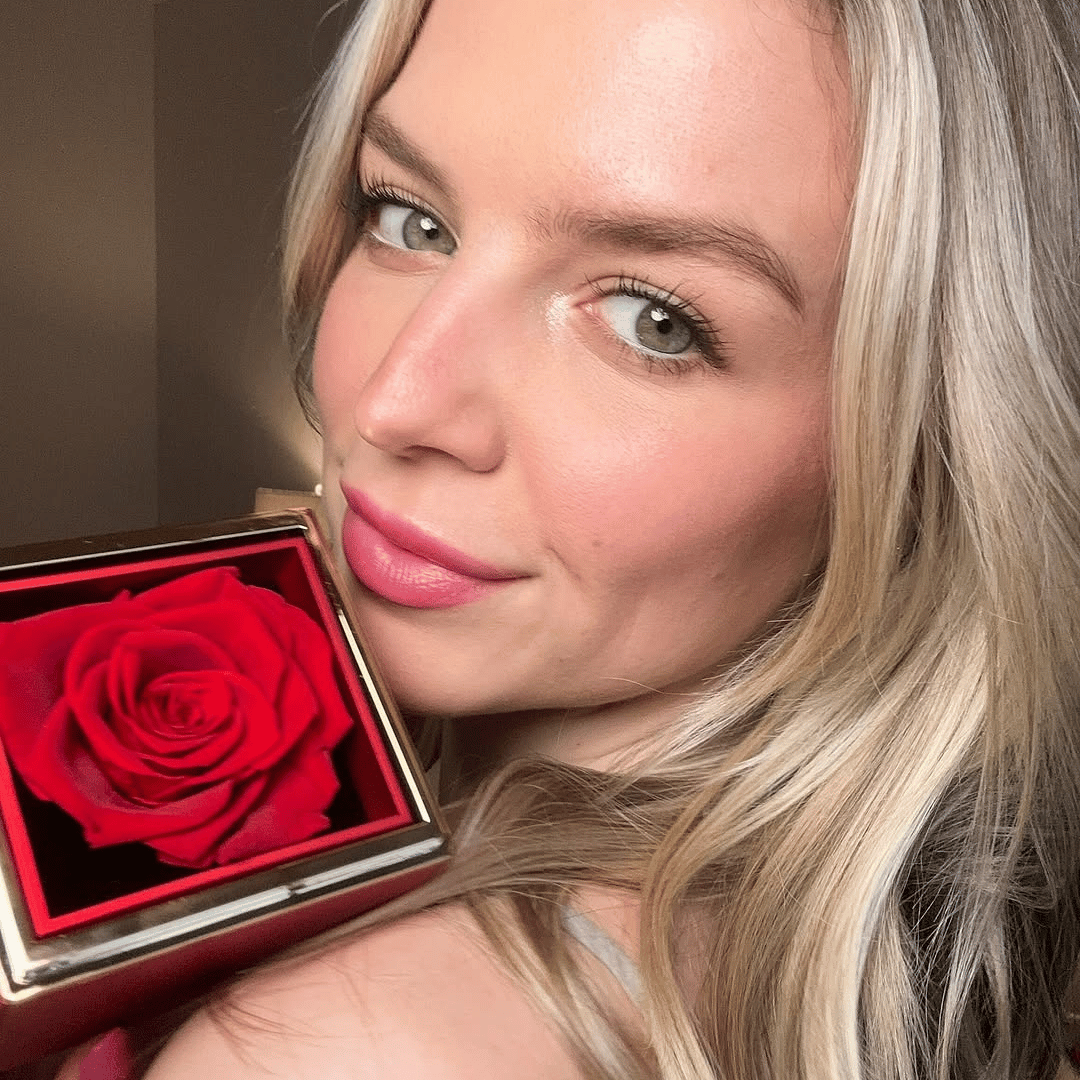 Colar Dois Corações + Caixa Rotativa de Brinde