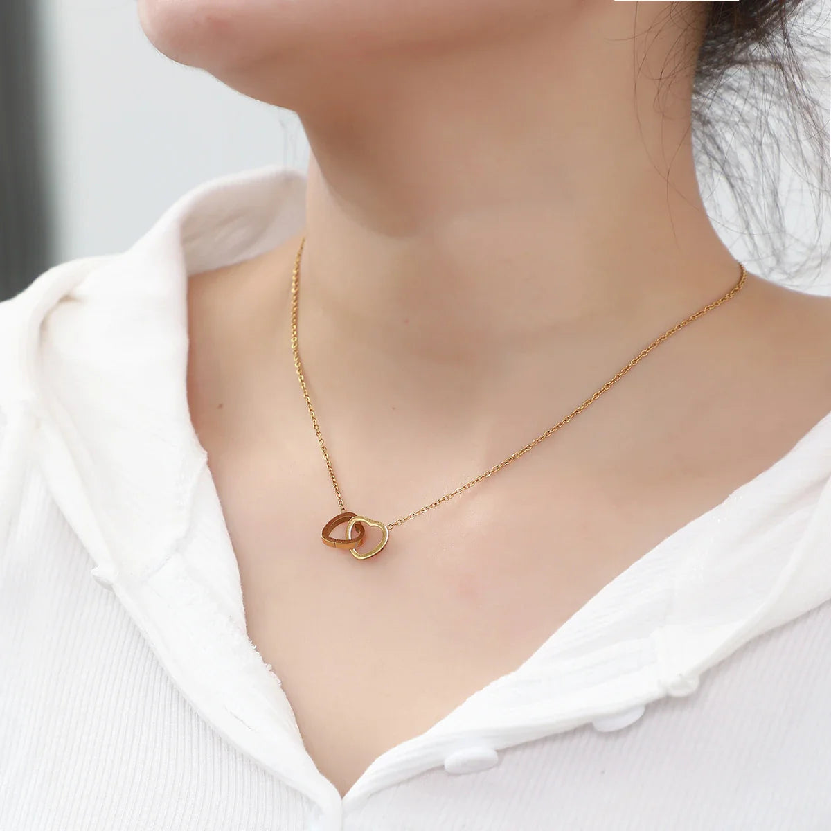 Colar Dois Corações + Caixa Rotativa de Brinde - Cor Branca Exclusiva